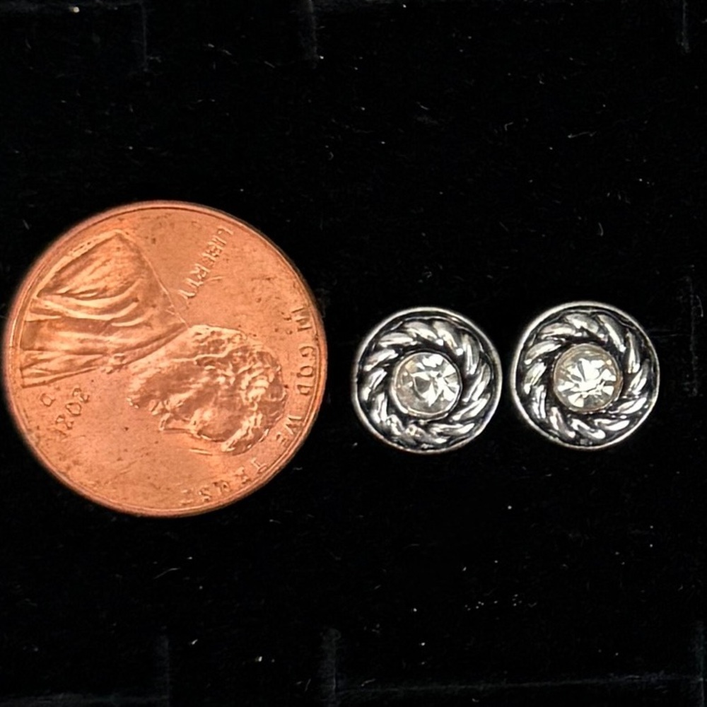 Beautiful, vintage simple, silvertone, bling etched pierced earrings - Picture 6 of 9